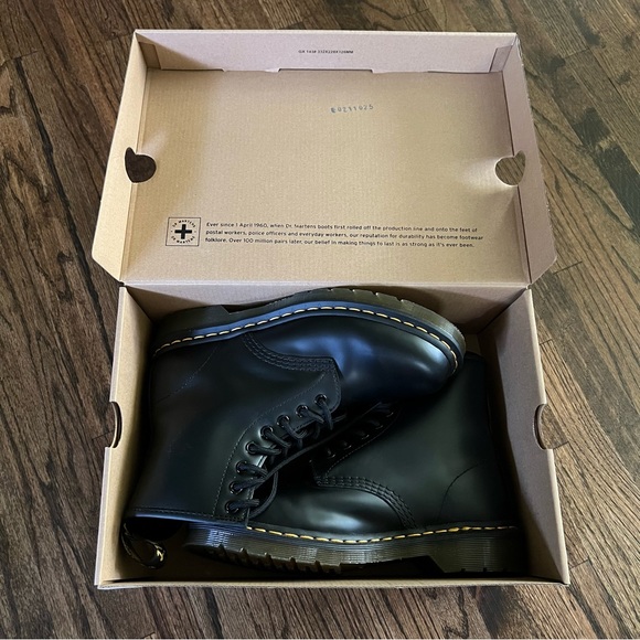 Dr. Martens 1460 Black Smooth Leather Combat Boot - Size Women’s 8, Men’s 7 - Picture 8 of 16